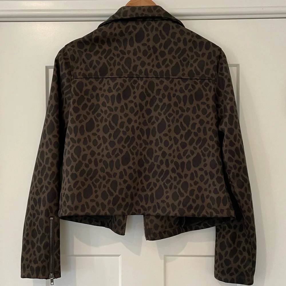Cropped suede like animal print zip up jacket. - Picture 5 of 7